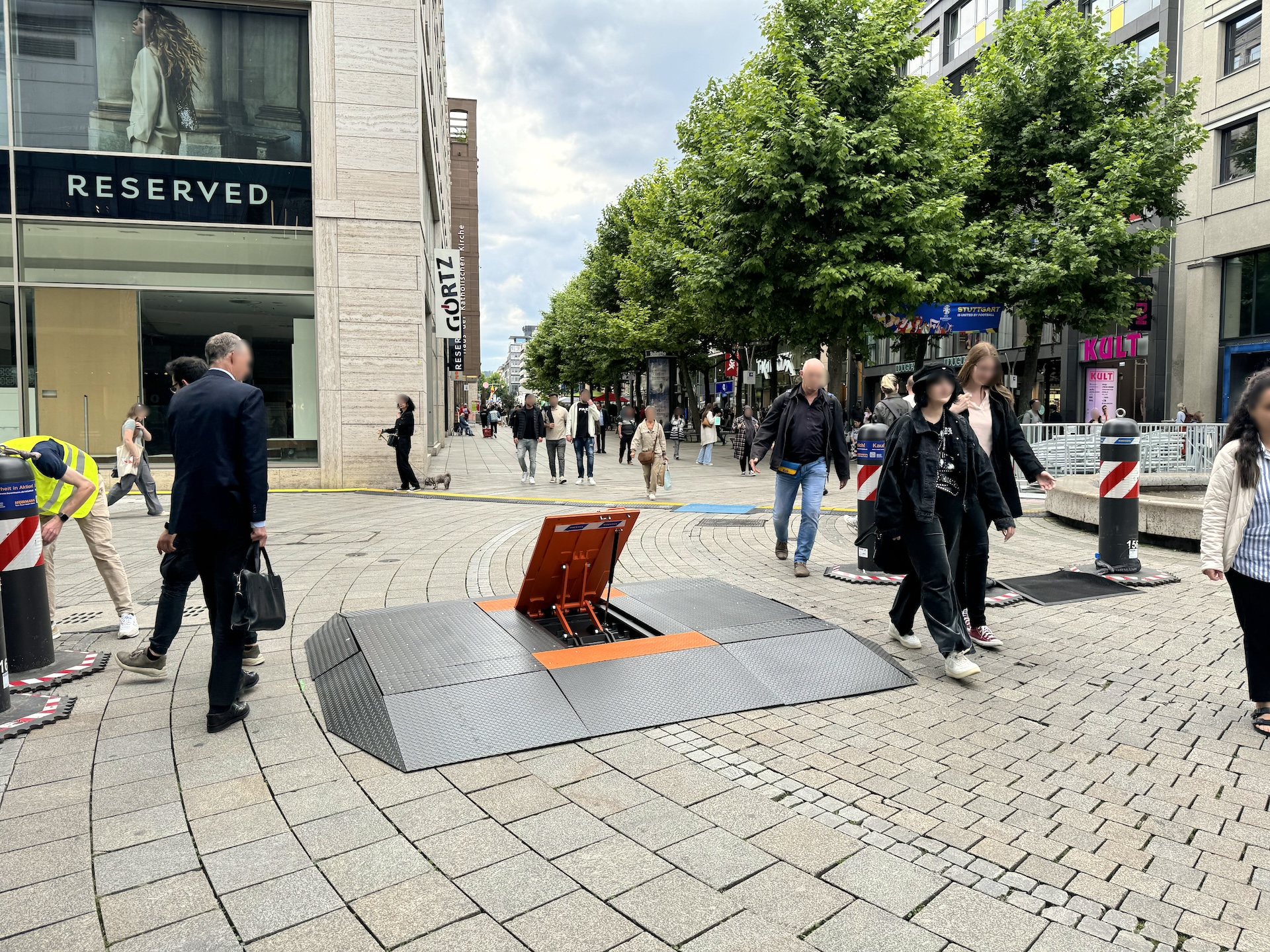 Road Blocker Mobile protecting the shopping street in Stuttgart