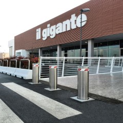Pilomat 275/PL-800SA at the entrance of Il Gigante supermarket in Cavenago, Italy